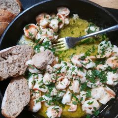 A picture of Garlic butter prawns  'Gambas al Ajillo'.