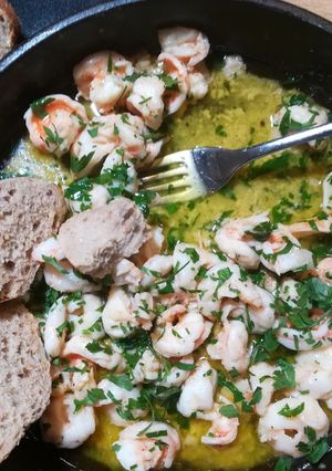 A picture of Garlic butter prawns 'Gambas al Ajillo'.