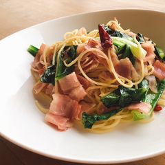 Spaghetti Aglio Olio with Lettuce and Bacon (Non-Halal) A picture of Spaghetti Aglio Olio with Lettuce and Bacon (Non-Halal).