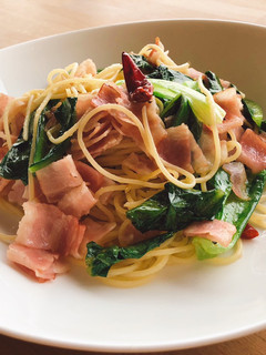 A picture of Spaghetti Aglio Olio with Lettuce and Bacon (Non-Halal).