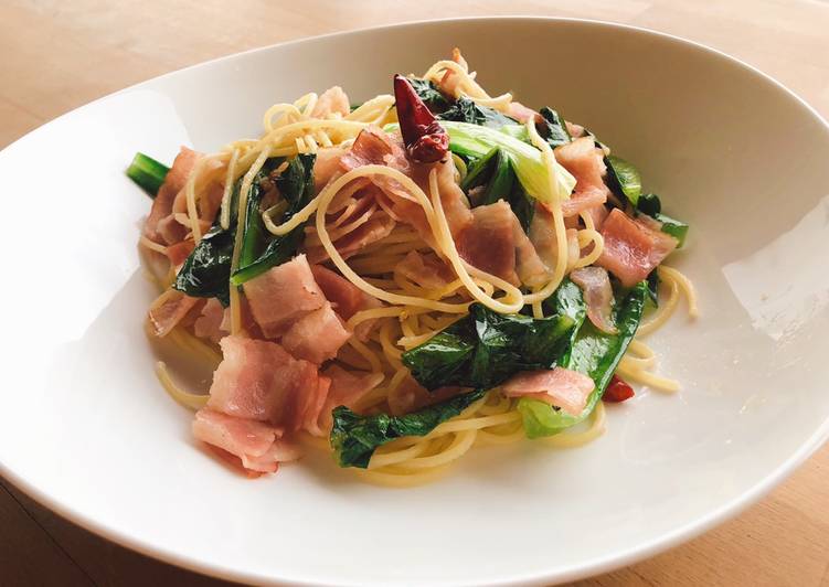 Simple Way to Make Any-night-of-the-week Spaghetti Aglio Olio with Lettuce and Bacon (Non-Halal)