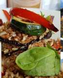 Ensalada de quinoa, lentejas y arroz salvaje, con verdura asada