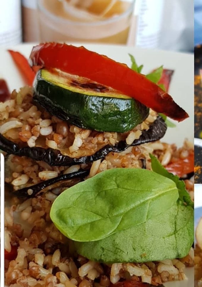 Una foto de Ensalada de quinoa, lentejas y arroz salvaje, con verdura asada
