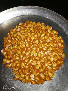 શીંગદાણાની ચીકી (Peanuts Chikki Recipe in Gujarati) રેસીપી મુખ્ય ફોટો