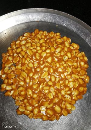 શીંગદાણાની ચીકી (Peanuts Chikki Recipe in Gujarati) રેસીપી મુખ્ય ફોટો