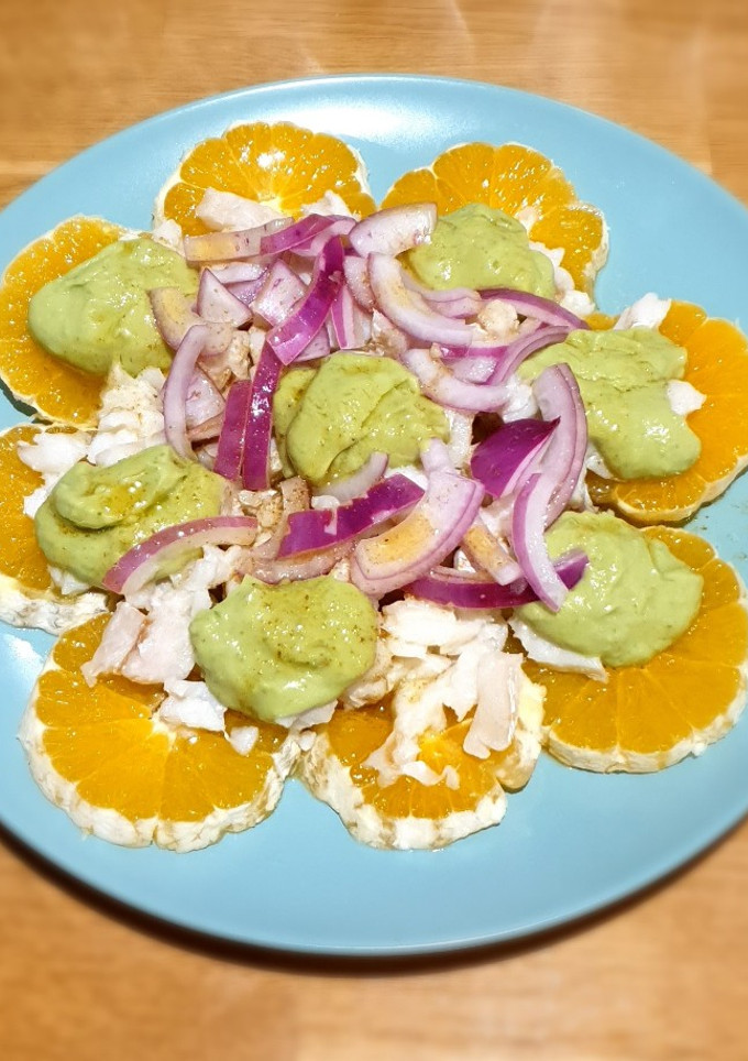 Una foto de Bacalao con naranja