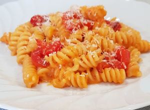 Foto di Fusilli con salsa di peperoni rossi e robiola