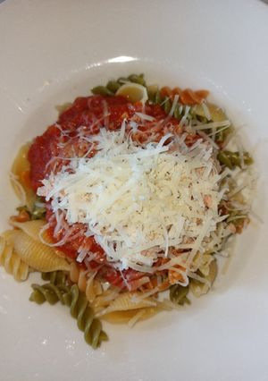 Una foto de Pasta con tomate, atún y parmesano con Clickchef
