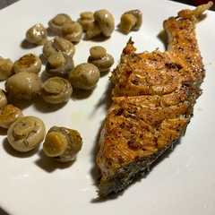 Una foto de Salmón a la plancha con champiñones 🍄