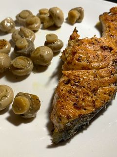 Una foto de Salmón a la plancha con champiñones 🍄