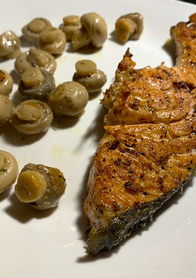 Una foto de Salmón a la plancha con champiñones 🍄