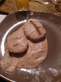 Una foto de Pollo relleno con salsa de dátiles