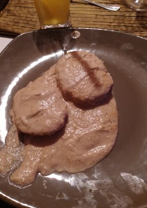 Una foto de Pollo relleno con salsa de dátiles