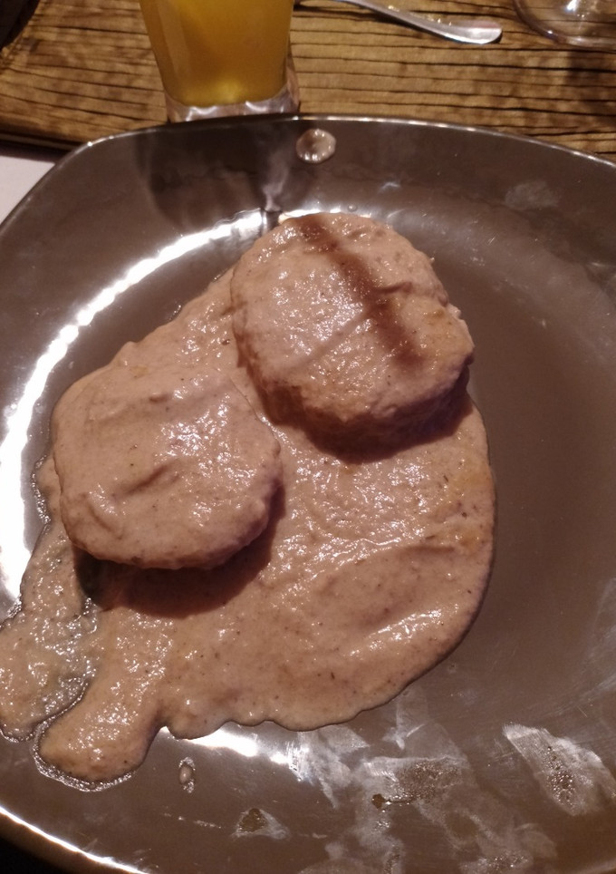 Una foto de Pollo relleno con salsa de dátiles