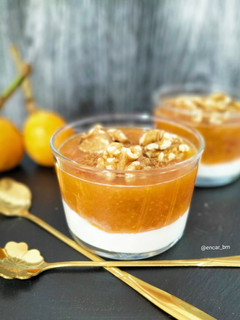 Una foto de Postre de nísperos con yogur y queso