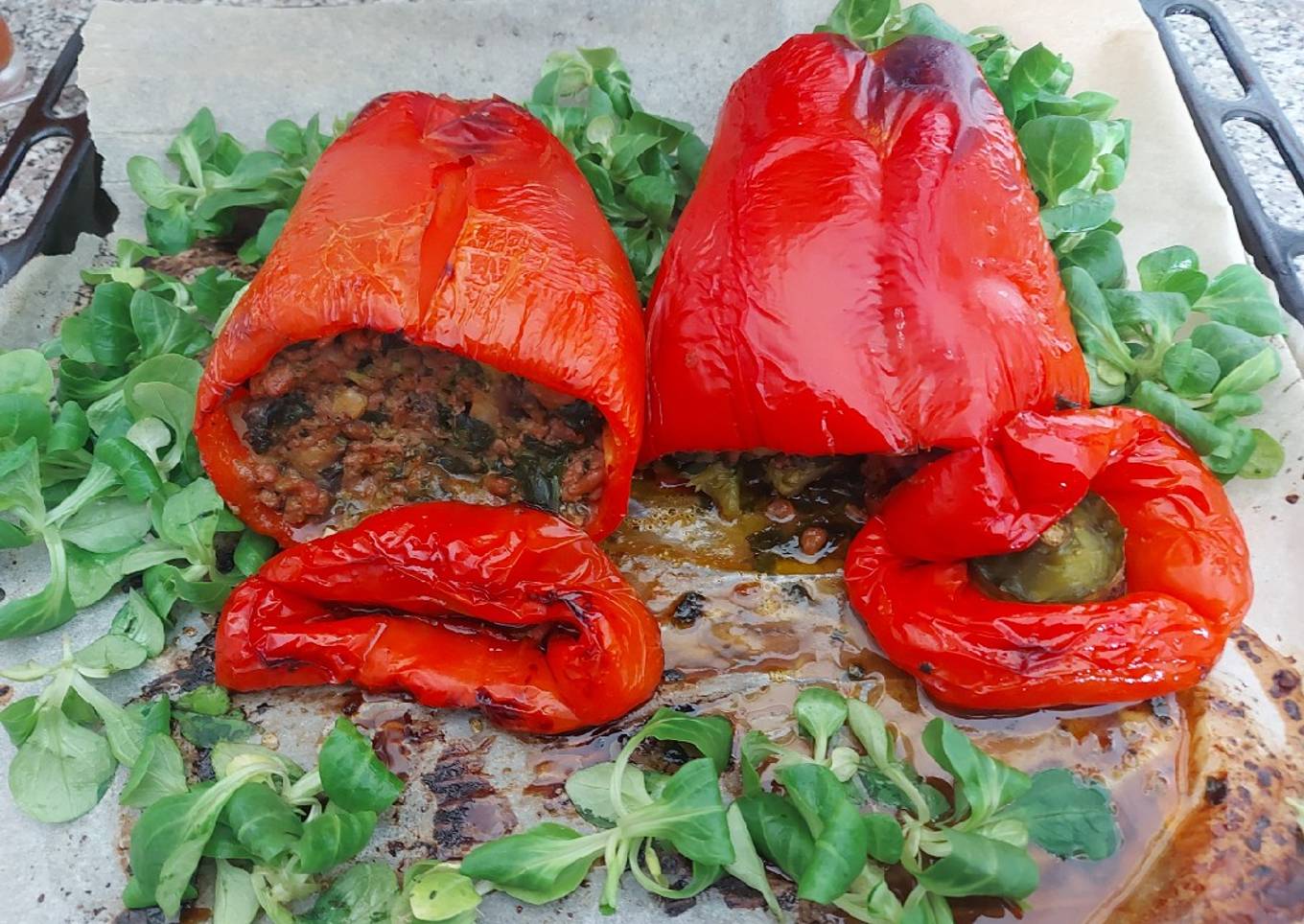 Pimientos al horno rellenos de carne, champiñones y verduras