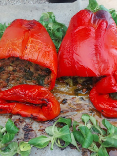 Una foto de Pimientos al horno rellenos de carne, champiñones y verduras