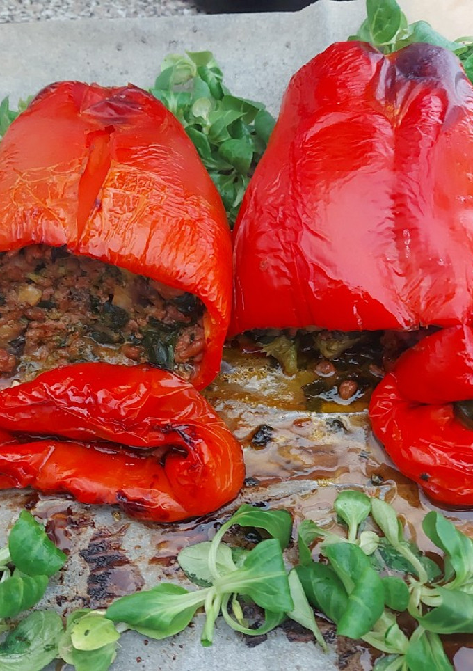 Una foto de Pimientos al horno rellenos de carne, champiñones y verduras