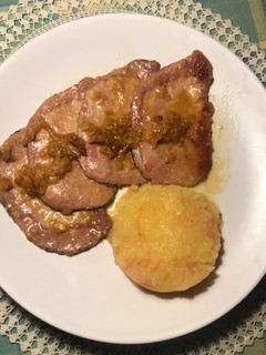 Una foto de Lomo al ajillo con salsa de quesos y manzana asada, para cena-exprés