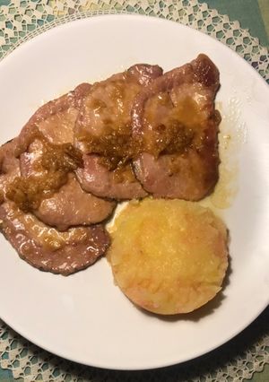 Una foto de Lomo al ajillo con salsa de quesos y manzana asada, para cena-exprés