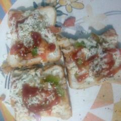 A picture of Yummy bread pizza.