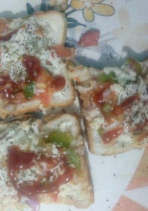 A picture of Yummy bread pizza.