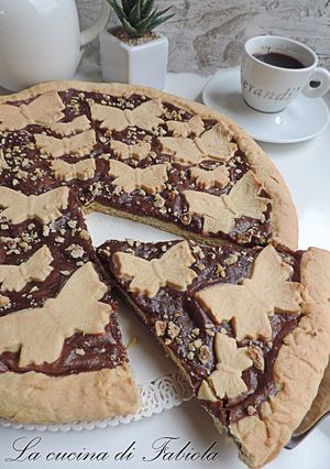 Foto di Crostata con crema al cioccolato e granella di nocciole