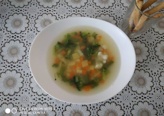Овощной суп с макаронами, колбасками и сосисками