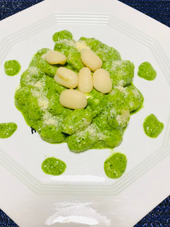 Una foto de Ñoquis de papas en salsa de espinaca con yogur!!