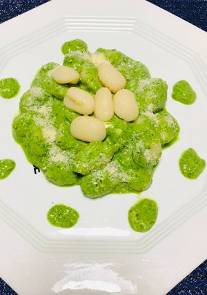 Una foto de Ñoquis de papas en salsa de espinaca con yogur!!