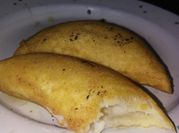 Una foto de empanada colombiana