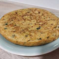 Una foto de Tortilla de patatas, pimiento y calabacín