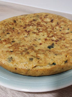 Una foto de Tortilla de patatas, pimiento y calabacín