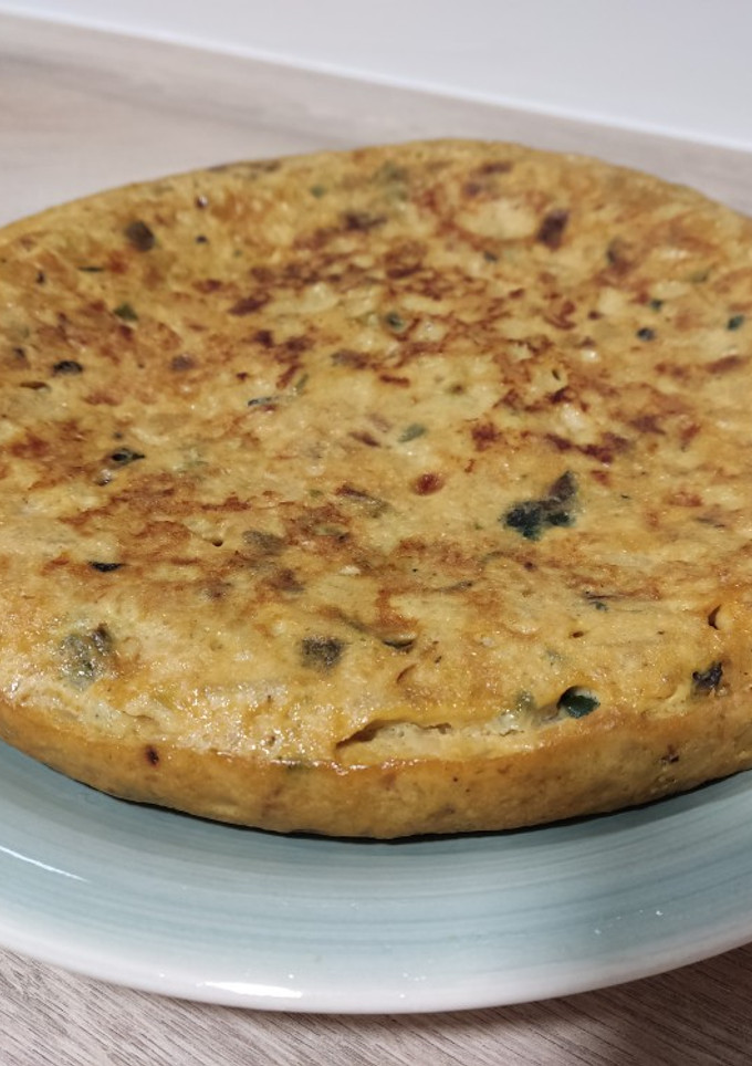 Una foto de Tortilla de patatas, pimiento y calabacín