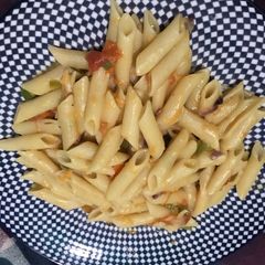 A picture of Macaroni without cheese.