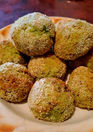 O poză a rețetei Bulete de orez cu brocolli, spanac și cașcaval.