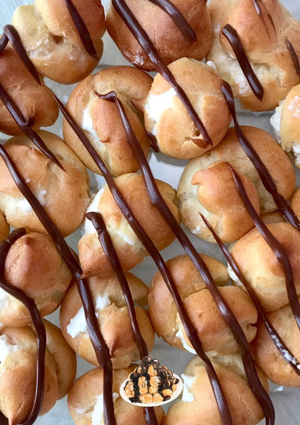Una foto de Profiteroles tradicionales de nata