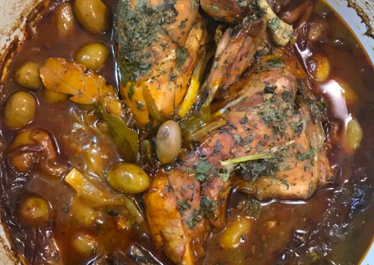 دجاج بالزيتون والبصل الأخضر