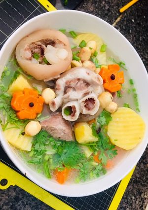 Hình của món Canh giò heo hầm hạt sen.