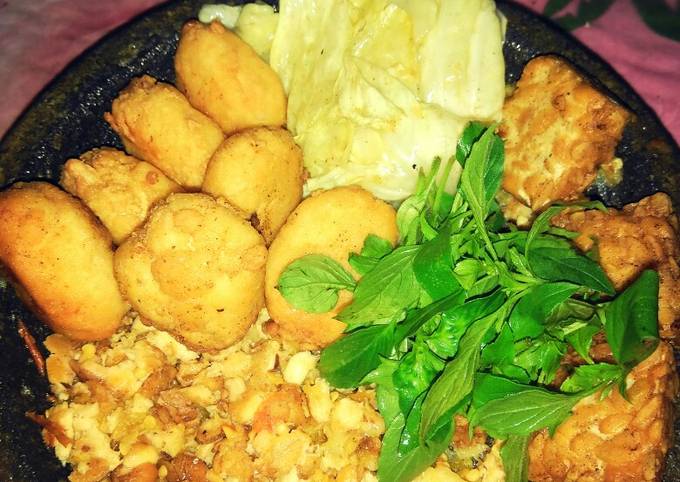 Anti Ribet, Bikin Penyetan Bawang Tempe Menu Enak