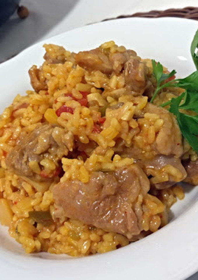 Una foto de Arroz con pollo y costillas