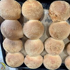 A picture of Cheesy Pandesal.