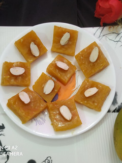 मैंगो बर्फी (Mango Barfi Recipe in Hindi) रेसिपी मुख्य फोटो