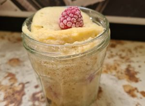 Una foto de Mug cake de frambuesa y lichi