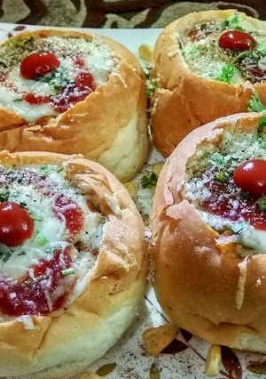 चीसी वेज पॉकेट्स बन्स (Cheesy veg pockets buns recipe in hindi) रेसिपी मुख्य फोटो
