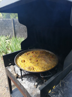 Una foto de Paella a leña