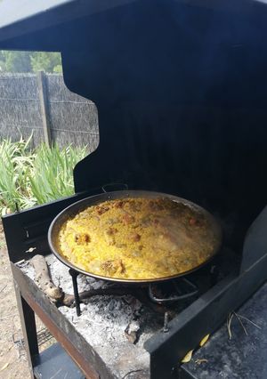 Una foto de Paella a leña