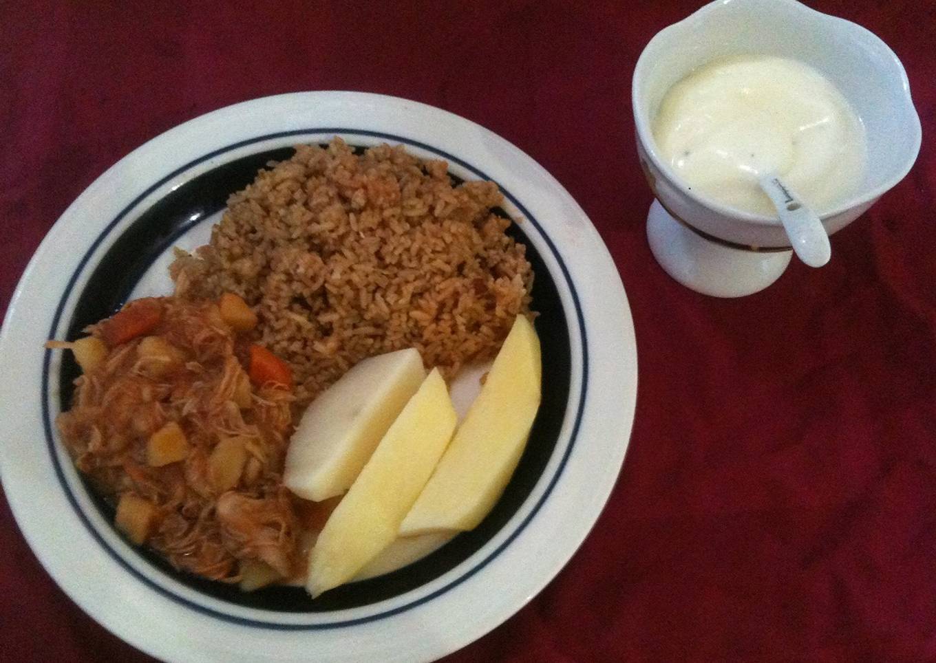 Pollo deshilachado con cubitos de papas y zanahorias