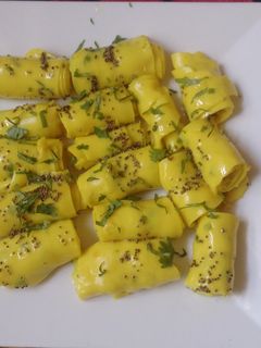 खांडवी (Khandvi recipe in Hindi) रेसिपी मुख्य फोटो