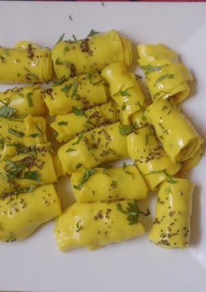 खांडवी (Khandvi recipe in Hindi) रेसिपी मुख्य फोटो